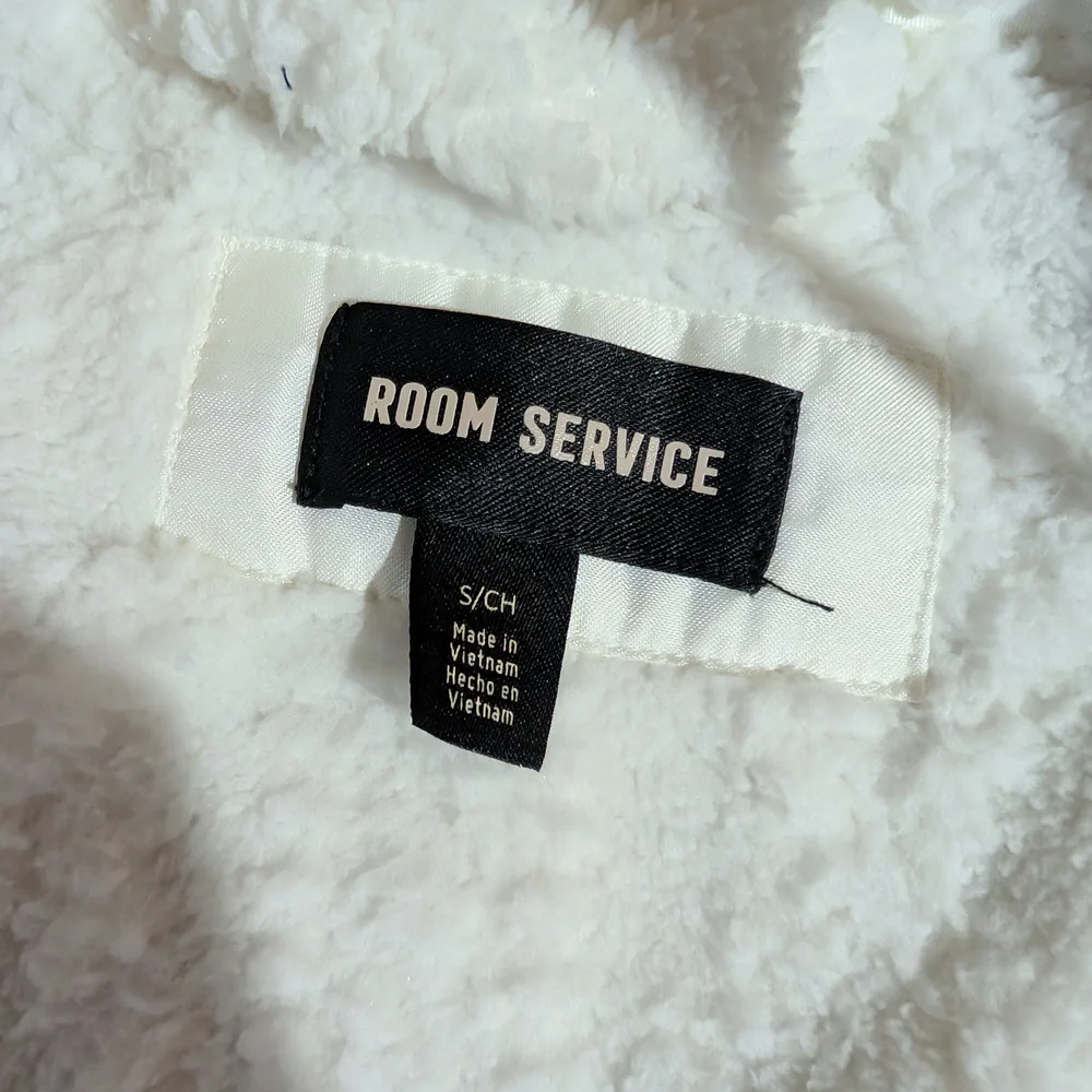 Plush White Bathrobe for Ultimate Comfort‎
